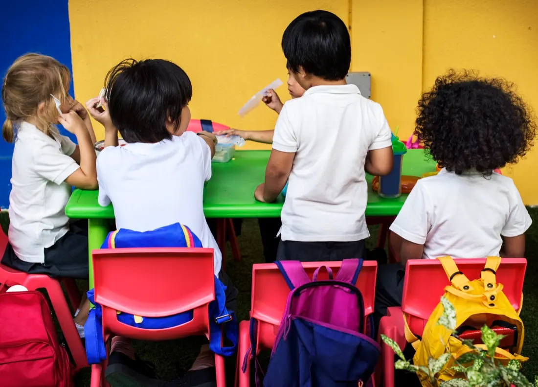 Crianças da Educação Infantil em momento coletivo